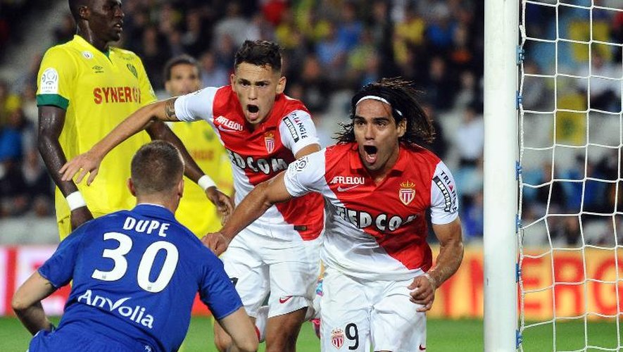 Le Colombien Radamel Falcao (d) célébre son dernier but sous le maillot de Monaco (ASMFC) contre le FC Nantes, le 24 août 2014