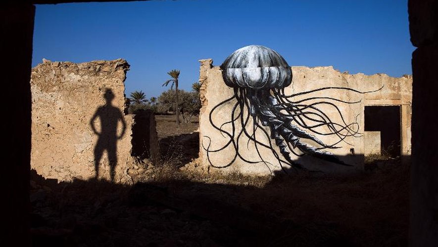Une oeuvre de l'artiste belge ROA sur un mur de la bourgade tunisienne de Erriadh, sur l'île de Djerba, le 7 août 2014