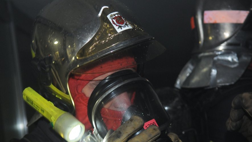 Pour une raison indéterminée, le sapeurs-pompiers a perdu son respirateur et inhalé une quantité importante de fumée.