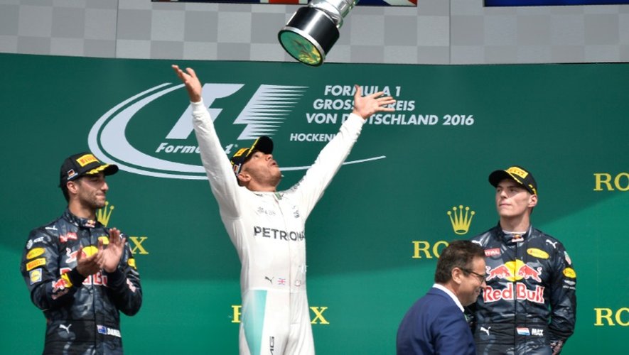 Le Britannique Lewis Hamilton savoure sur le podium sa victoire au GP d'Allemagne sur le circuit d'Hockenheim, le 31 juillet 2016