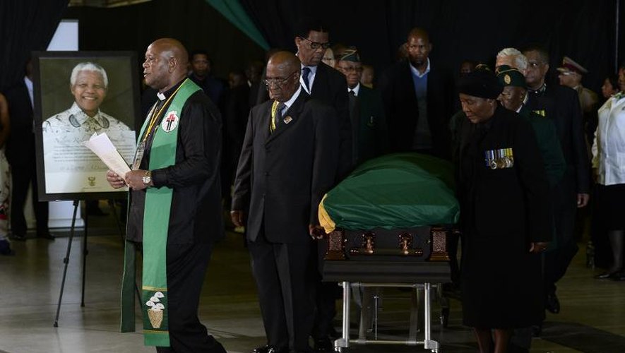 Le cercueil de Mandela à son arrivée le 14 décembre 2013 à l'aéroport militaire de Pretoria