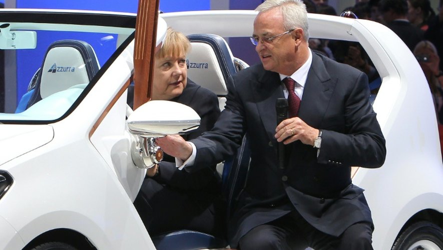 Le patron de Volkswagen Martin Winterkorn au côté de la chancelière allemande Angela Merkel à Francfort, le 15 septembre 2011