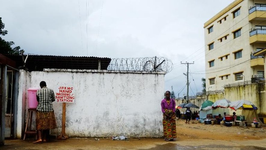 Une femme se lave les mains avant d'entrer dans l'hôpital John Fitzgerald Kennedy  à Monrovia (Liberia) le 1er septembre 2014