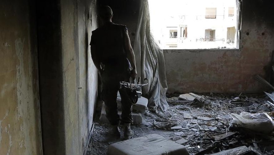 Un soldat de l'armée syrienne dans le quartier de Jobar, à l'est de Damas, le 2 juin 2014