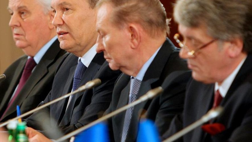 Le président Viktor Ianoukovitch, et les anciens présidents Leonid Kravchuk et Leonid Kuchma lors de la rencontre avec l'opposition ukrainienne le 23 décembre 2013 à Kiev
