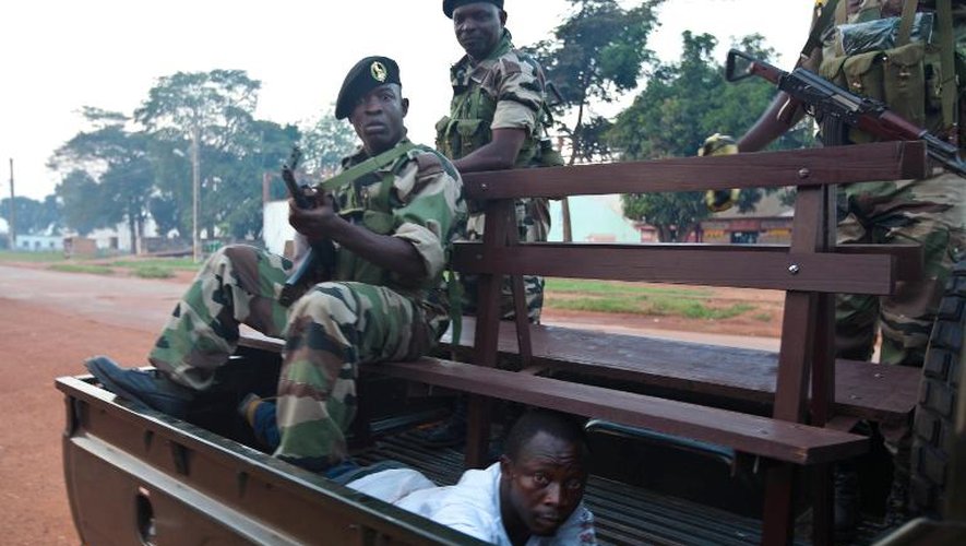 Un homme arrêté par les soldats de la FOMAC (Force multinationale en Centrafrique) le 13 décembre 2013 à Bangui