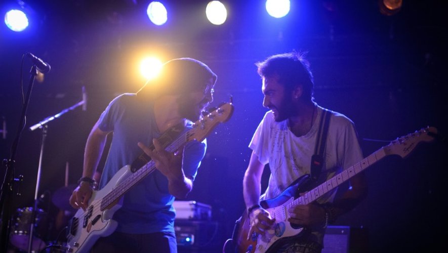 Des membres du groupe de rock syrien Khebez Dawle sur scène à Zagreb, le 23 septembre 2015