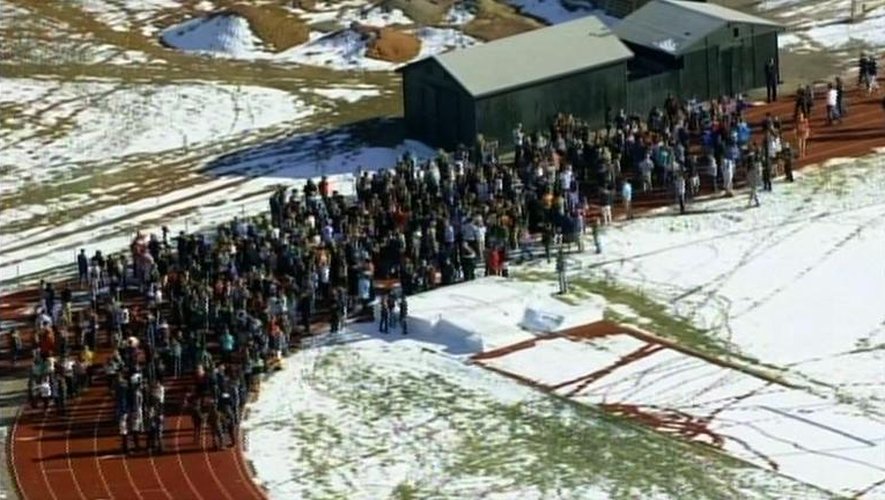 Capture d'écran de KCNC montrant des élèves de la Arapahoe High School de Centennial où une fusillade a éclaté le 13 décembre 2013  dans la banlieue de Denver