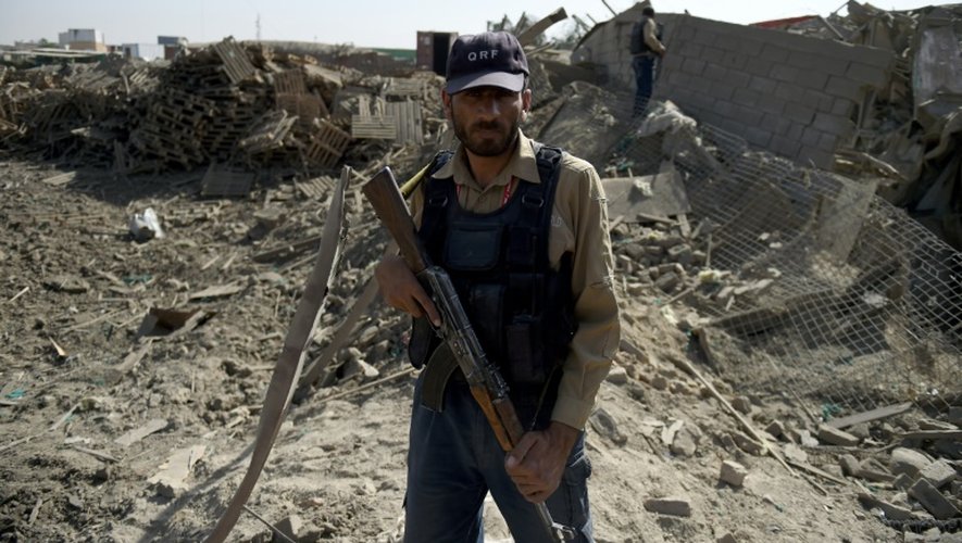 Un agent sécuritaire afghan surveille la zone devastée par l'attentat contre un hôtel pour étrangers à Kaboul, le 1er août 2016