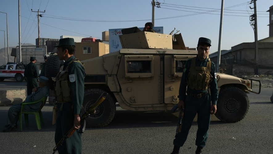 Des policiers afghans en faction près d'un hôtel à Kaboul, après un attentat le 1er août 2016