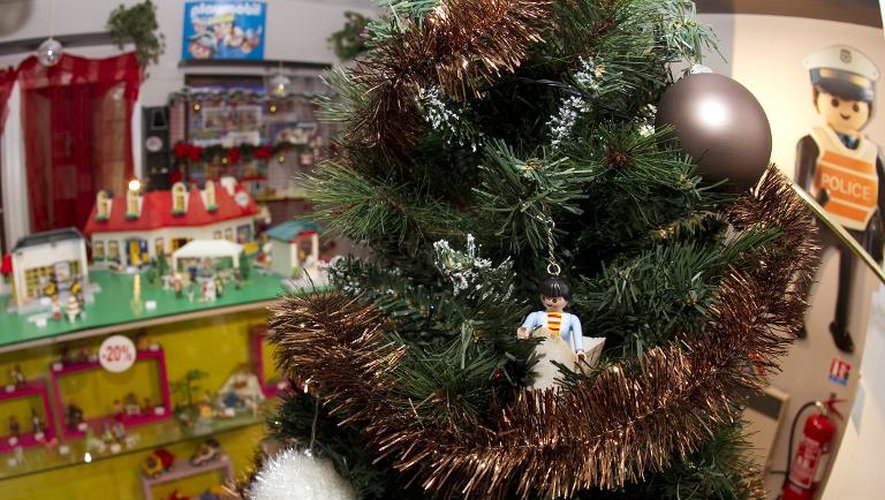 Une figurine Playmobil accrochée sur un sapin de noël dans un magasin de jouet