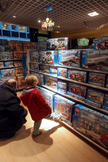 Un enfant dans un magasin de jouets, le 30 novembre 2011 à Paris