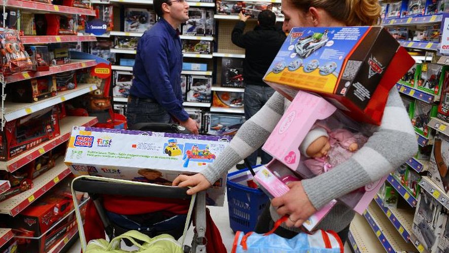 Des personnes dans un magasin de jouets, le 15 décembre 2012
