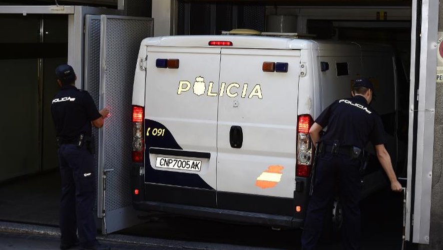 Un fourgon de police transportant les parents d'Ashya King, le 1er septembre 2014 à Madrid