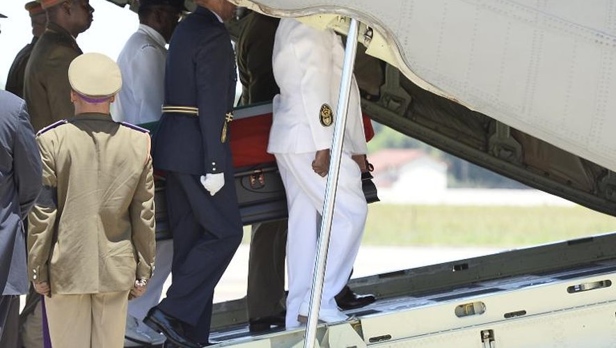 Le cercueil de Nelson Mandela embarqué le 14 décembre 2013 à l'aéroport militaire de Waterkloof
