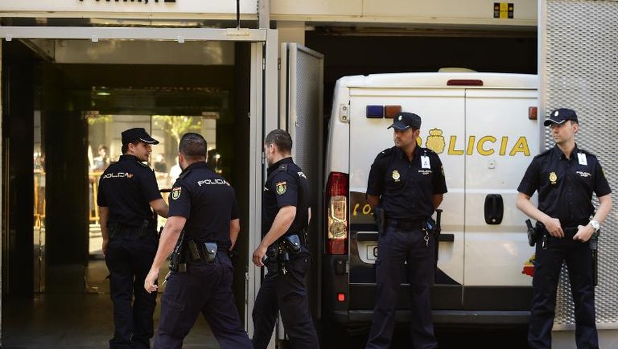 Des policiers espagnols devant le fourgon transportant les parents d'Ashya King, l'enfant britannique atteint d'une tumeur au cerveau, entendus par la justice, le 1er septembre 2014 à Madrid