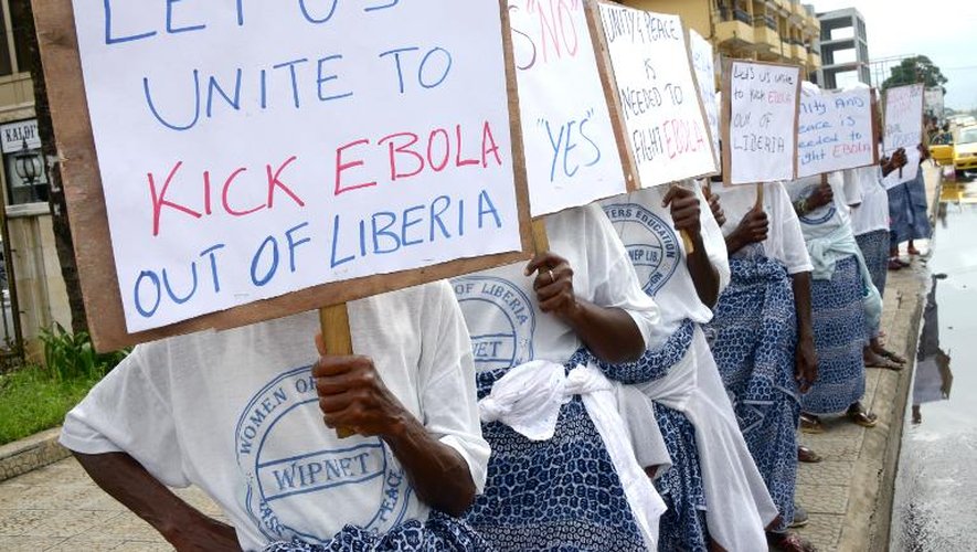 Des femmes tiennent des pancartes de sensibilisation au virus Ebola à Monrovia (Liberia) le 1er septembre 2014