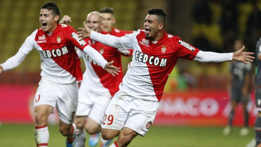 La joie de l'attaquant de Monaco Emmanuel Rivière (d) après un but contre Ajaccio, le 8 décembre 2013 au Stade Louis-II