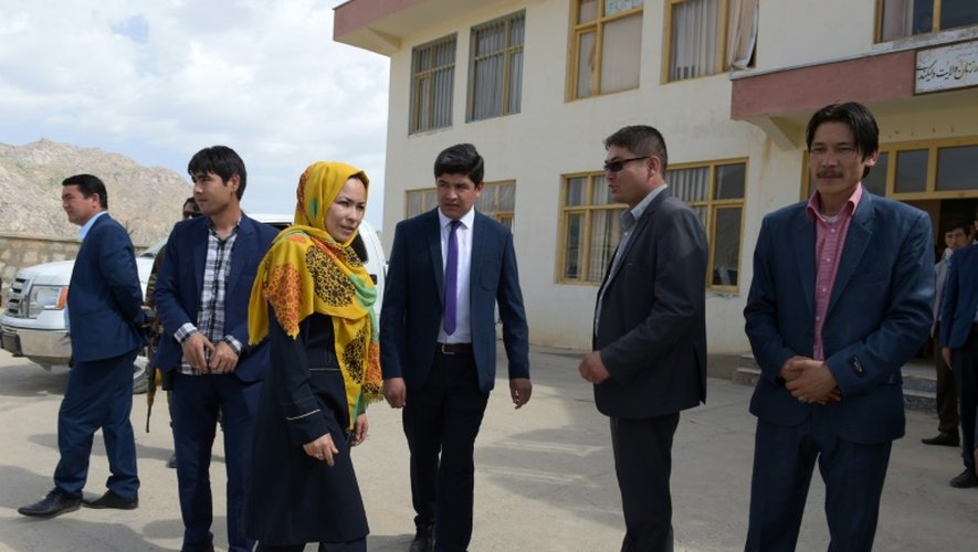 Masooma Muradi (au c.), gouverneure de Daikundi, à Nili, capitale de cette province isolée de l'Afghanistan, le 11 mai 2016