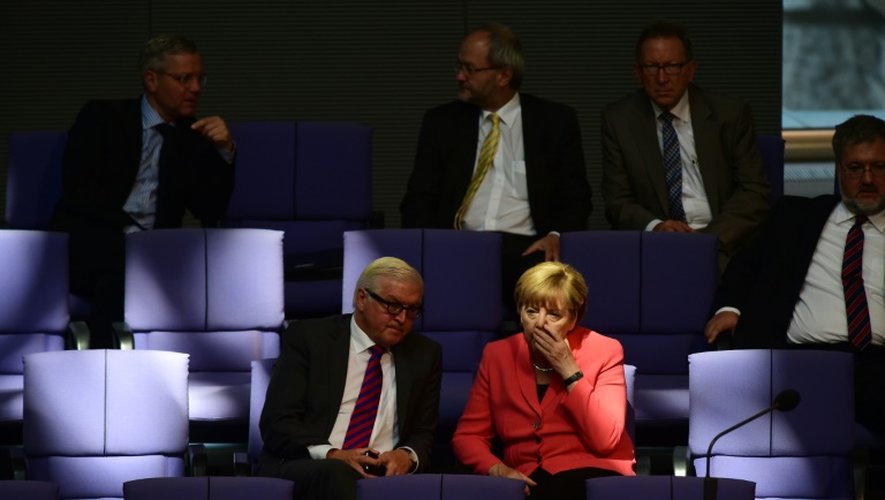 la chancelière allemande Angela Merkel s'entretient avec son ministre des Affaires étrangères Frank-Walter Steinmeier, le 24 septembre 2015 au Bundestag à Berlin