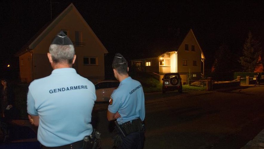 Des gendarmes le 3 septembre 2014 devant la maison où une fillette a été tuée et son frère grièvement blessé à Moernach