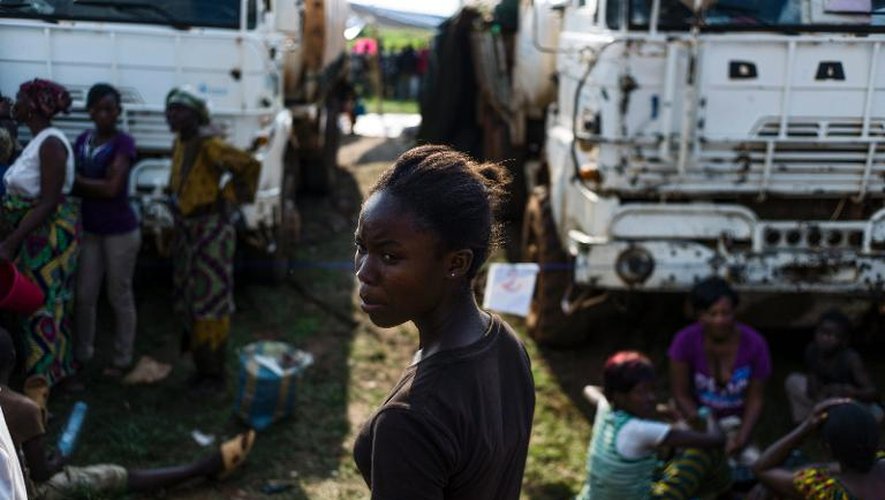 Des personnes attendent l'aide alimentaire de l'ONU près d'un camp de déplacés à Bangui, le 13 décembre 2013