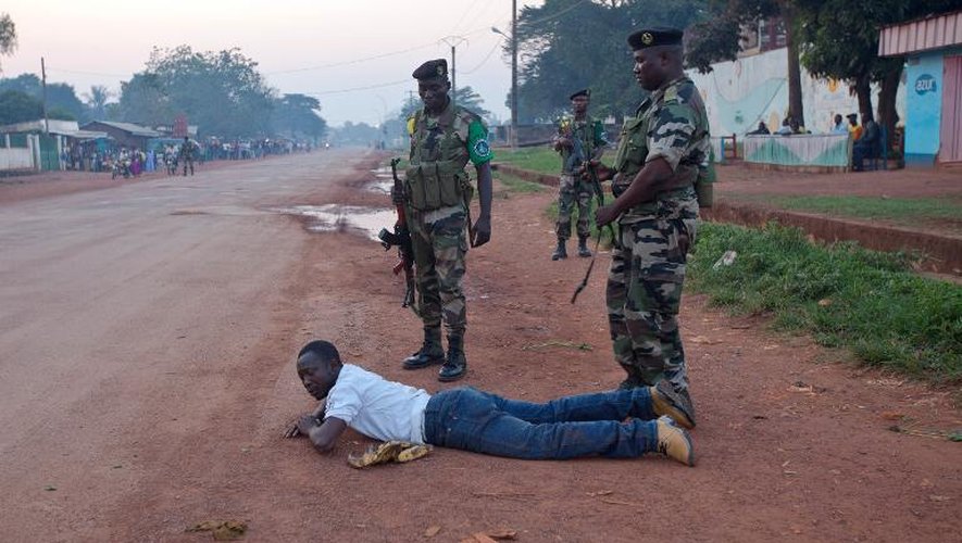 Un homme appréhendé par la Fomac (Force multinationale de l'Afrique centrale) pour possession de grenades allongé sur le sol, le 13 décembre 2013 dans le quartier Combattant de Bangui