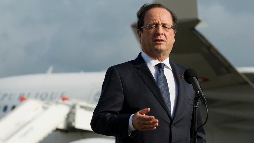 Le président François Hollande à son arrivée à Cayenne le 13 décembre 2013