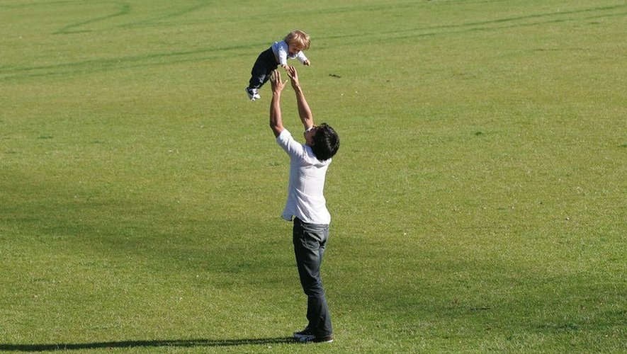 Un père joue avec son bébé en septembre 2010