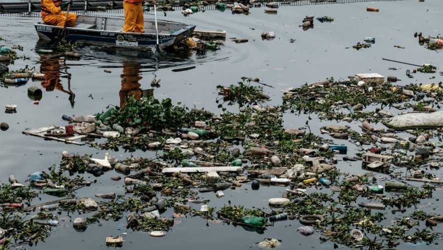 Débris flottant à l'entrée de la baie de Guanabara à Rio de Janeiro, le 20 juillet 2016