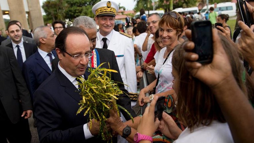 Le président français Fraçois Hollande à son arrivée en Guyane, à Remire-Montjoly le 13 décembre 2013