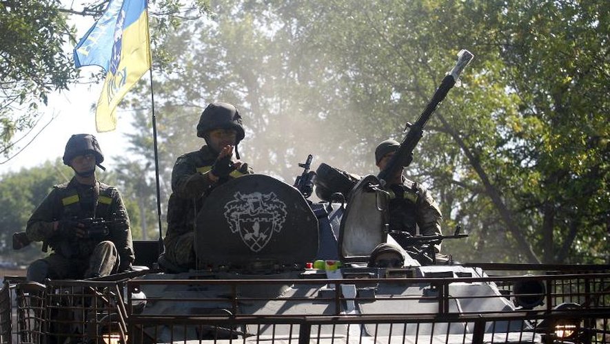 Des soldats ukrainiens à bord d'un char en patrouille dans la région de Donetsk, le 2 septembre 2014