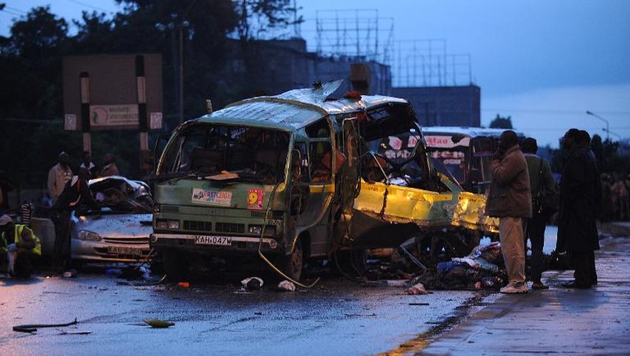 Des policiers près d'un bus visé par un engin explosif à Nairobi le 14 décembre 2013