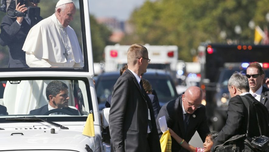 Une petite fille Sofia Cruz s'approche du pape François le 23 septembre 2015 à Washington pour lui remettre une lettre sur le sort des illégaux