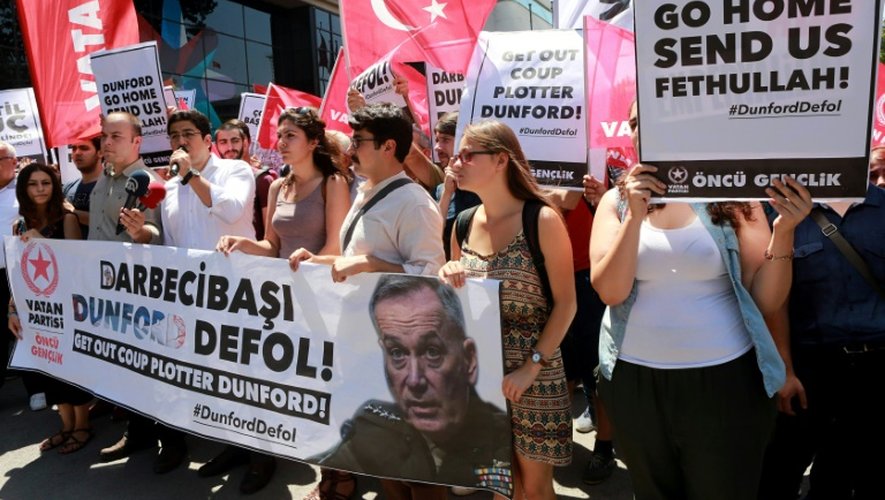 Manifestants du Patri patriotique turc devant l'ambassade des États-Unis à Ankara pour protester contre la visite du chef d'état-major interarmées américain Joseph Dunford, le 1er août 2016