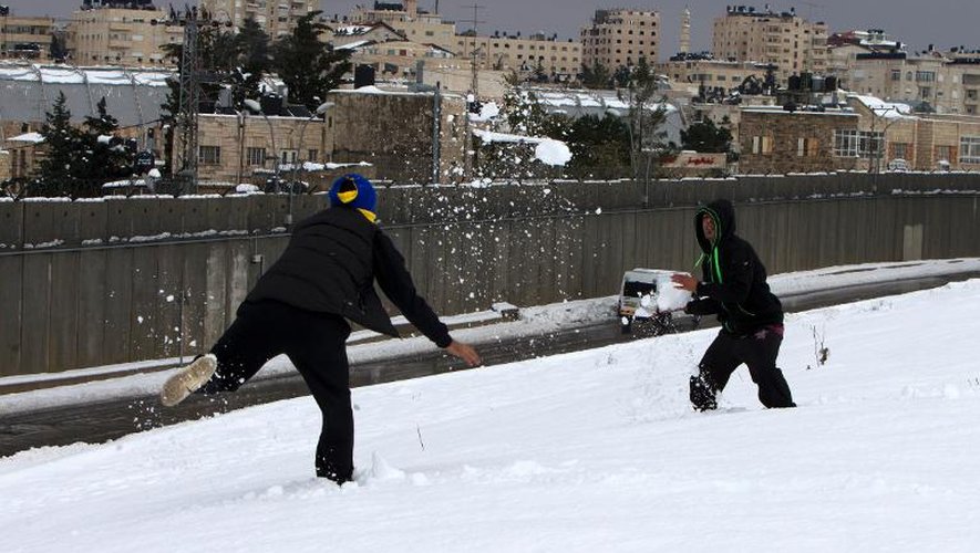 Des Palestiniens font une bataille de boules de neige, près de Jérusalem le 14 décembre 2013
