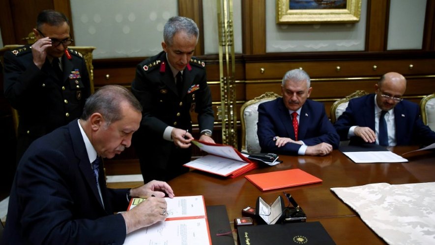Le président turc Recep Tayyip Erdogan signe un décret à Ankara, le 28 juillet 2016