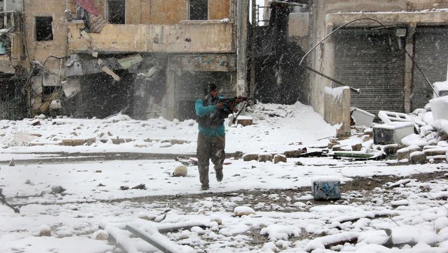 Un rebelle syrien ajuste son tir lors d'une fusillade avec des soldats, le 11 décembre 2013 à Alep