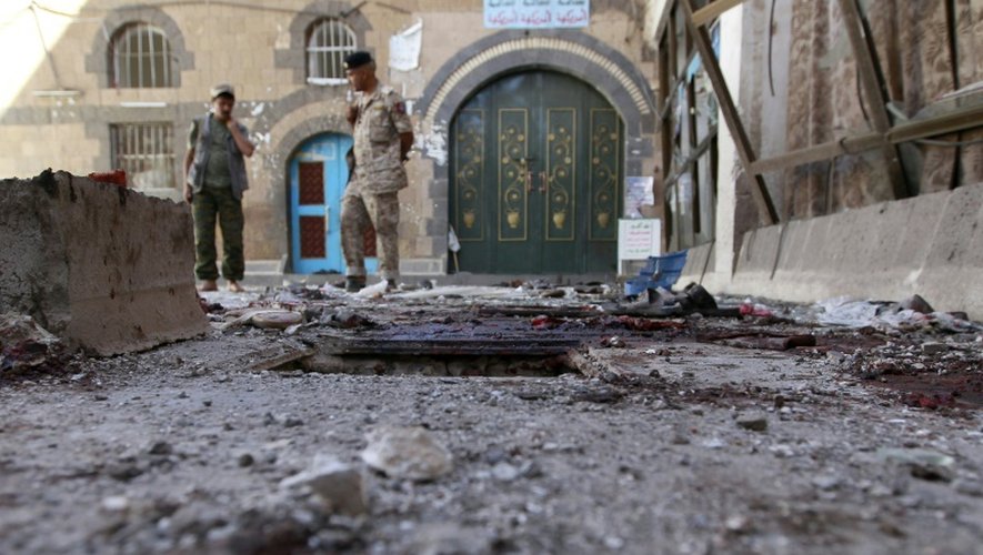 Des rebelles houthis regardent les dégâts occasionnés à la mosquée Balili à Sanaa, le 24 septembre 2015 après une explosion