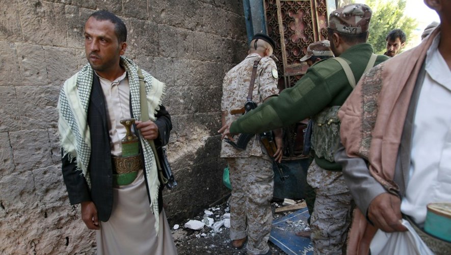 Des rebelles chiites Houthis sur le lieu de l'attentat commis le 24 septembre 2015 à Sanaa