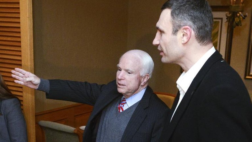 Le sénateur américain John McCain et l'un des leaders de l'opposition Vitali Klitschko le 14 décembre 2013 à Kiev