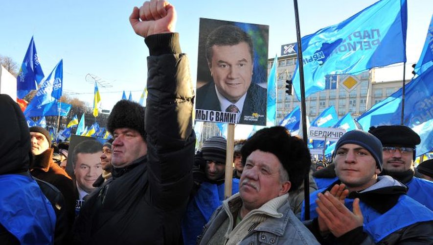 Le portrait du président Ianoukovitch brandi par des manifestants pro-pouvoir  le 14 décembre 2013 à Kiev