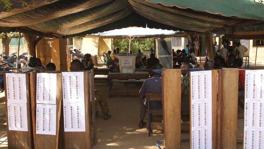 Des électeurs lors du premier tour des législatives le 24 novembre 2012 à Bamako
