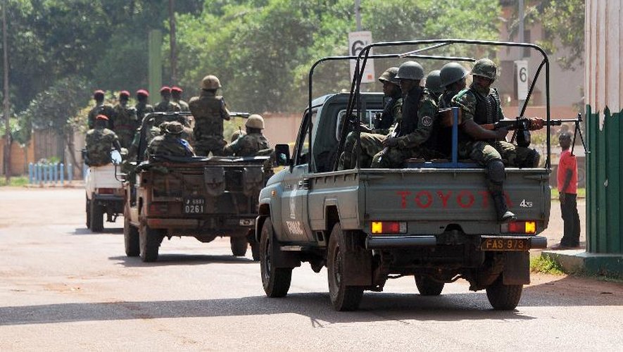 Des soldats de la Fomac ( Force multinationale des Etats d'Afrique Centrale) patrouillent dans les rues de Bangui, le 14 décembre 2013