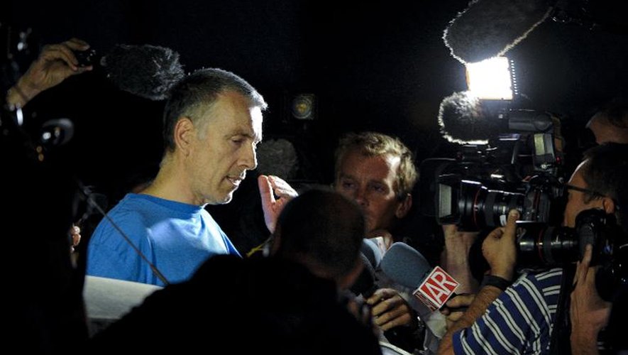 Brett King entouré de jouralistes le 3 août 2014 à sa sortie de prison à Madrid