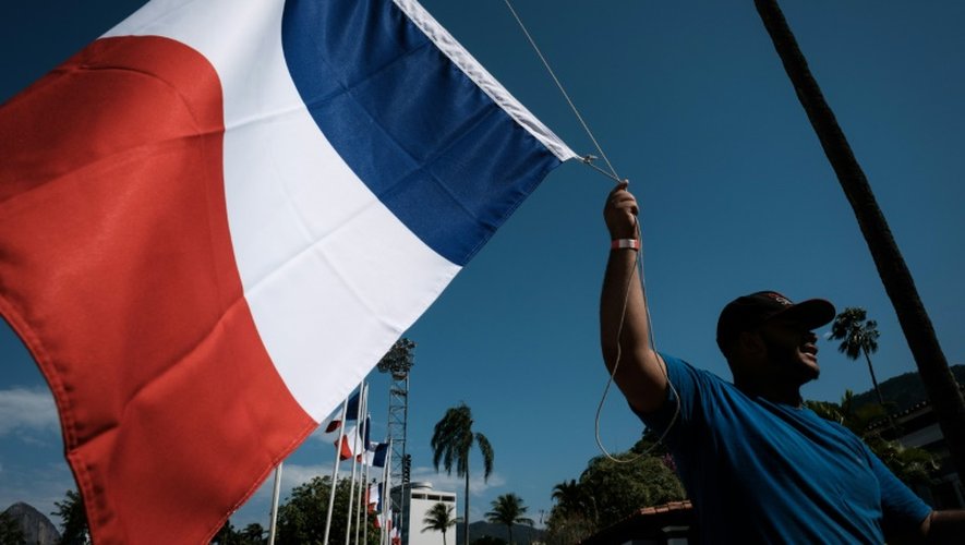 Le drapeau tricolore flotte sur le Club France, à Rio de Janeiro, le 27 juillet 2016
