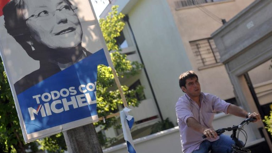 Affiche électorale de Michelle Bachelet le 13 décembre 2013 dans une rue de Santiago
