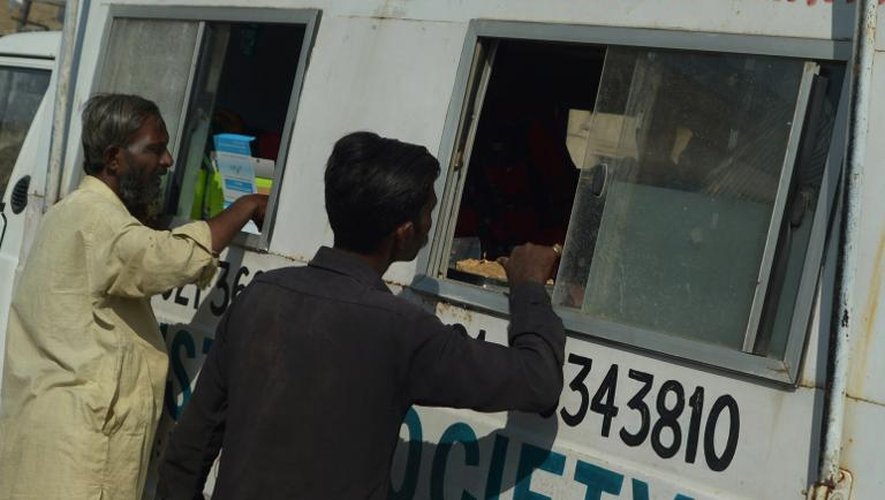 Des toxicomanes pakistanais reçoivent l'aide d'une clinique mobile, à Karachi le 22 novembre 2013