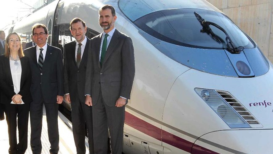 Le Premier ministre espagnol Mariano Rajoy (2e d) et le prince Felipe (d) devant un train à grande vitesse espagnol à Figueras le 8 janvier 2013