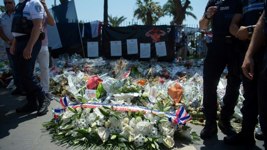 Des policiers municipaux sur la Promenade des Anglais, à Nice le 25 juillet 2016. Un homme de 36 ans, en relation avec Mohamed Lahouaiej Bouhlel, a été mis en examen et écroué lundi dans l'enquête sur cette tuerie qui a fait 84 morts